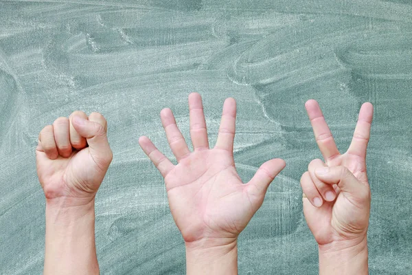 Rock, Paper, Scissors - handen geïsoleerd op het schoolbord achtergrond — Stockfoto