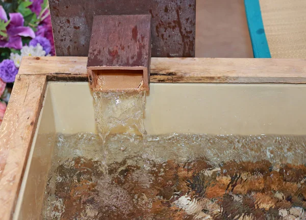 Vatten rinner på en japansk hot spring (onsen) — Stockfoto