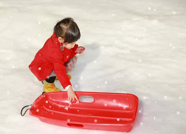 Little girl has a fun in snow, Winter time. — Stock Photo, Image