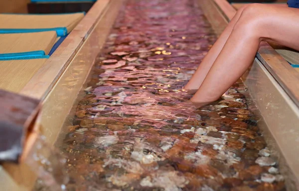 Женщина ноги вымочить Onsen, ванна для ног на японском горячем источнике (onsen ) — стоковое фото