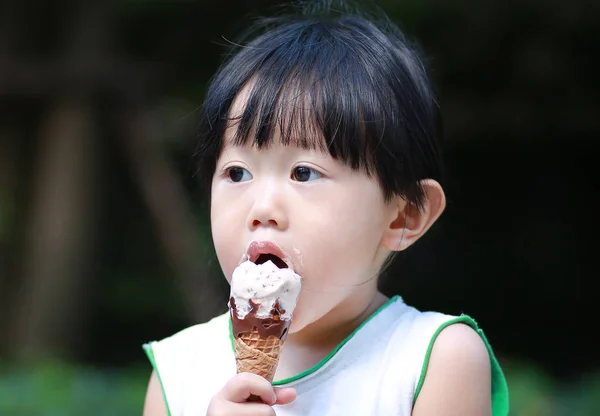 Adorable petite fille manger de la crème glacée — Photo