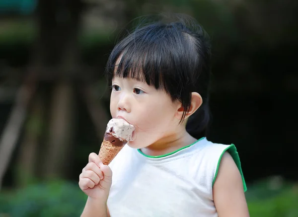 Παιδί κορίτσι τρώει παγωτό στον κήπο — Φωτογραφία Αρχείου