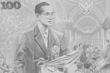Tayland Kralı Bhumibol Adulyadej görüntü üzerinde banknot kapatın. 100 Tayland Bahtı Tayland banknot. Siyah ve beyaz sesi.