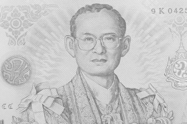 Nahaufnahme des thailändischen Königs bhumibol adulyadej auf Banknote. thailändische Banknote im Wert von 100 thailändischen Baht. Schwarz-Weiß-Ton. — Stockfoto