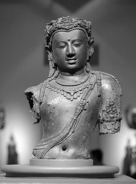 Meia estátua de Buda no Museu Nacional de Banguecoque em tom preto e branco — Fotografia de Stock