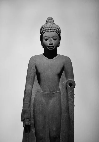 Siyah ve beyaz ses tonuyla Bangkok Ulusal Müzesi'nde Buddha heykeli — Stok fotoğraf