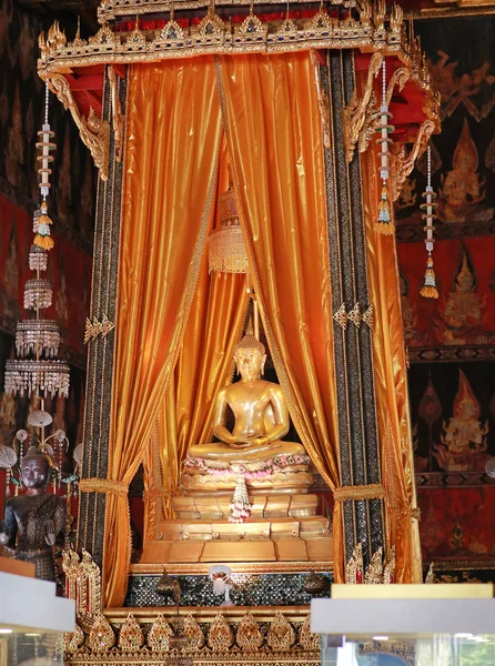 Arany Buddha-szobor és a thai művészeti építészet — Stock Fotó