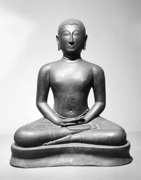 Buddha statue at National museum Bangkok in black and white tone — Stock Photo, Image