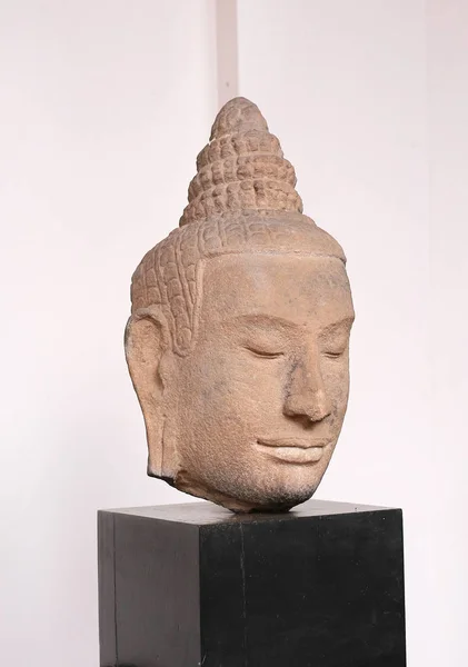 Head of Ancient buddha statue, The broken Buddha statues — Stock Photo, Image