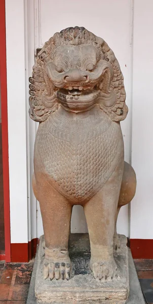 Estatua de piedra de León guardián antiguo —  Fotos de Stock