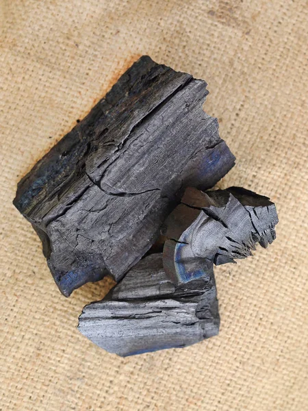 Naturalne drewno węgiel na tle worek, tradycyjny węgiel lub twardego drewna węgiel. — Zdjęcie stockowe