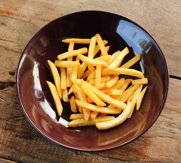 Batatas fritas em prato marrom — Fotografia de Stock