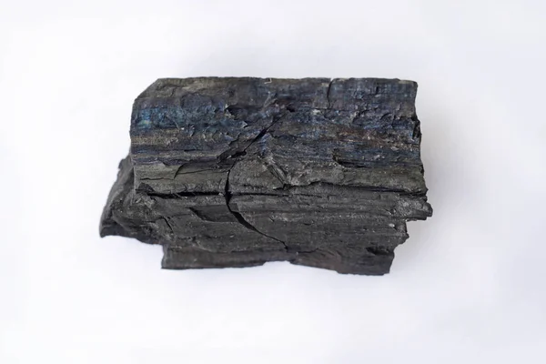 Naturalne drewno węgiel na białym tle, tradycyjny węgiel lub twardego drewna węgiel. — Zdjęcie stockowe