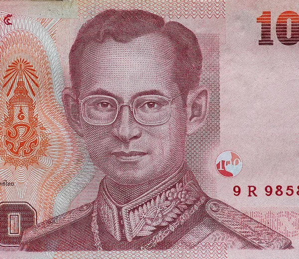 은행권에 태국어 국왕 푸 미 폰 아 둔 야 뎃의 이미지를 닫습니다. 100 태국 바트의 태국 지폐. — 스톡 사진