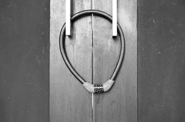 Porte en bois avec chaîne Code verrouillé, ton noir et blanc . — Photo