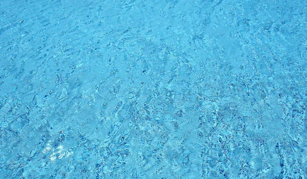 Onda d'acqua in piscina con luce riflettente. Struttura di sfondo . — Foto Stock