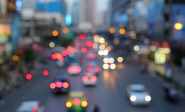 Bangkok şehir merkezinde, Bokeh arka plan, güneş battıktan sonra sokak ışıkları