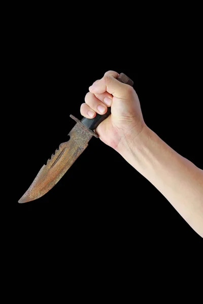 Hand hält rostiges altes Messer mit schwarzem Ledergriff isoliert auf schwarzem Hintergrund — Stockfoto