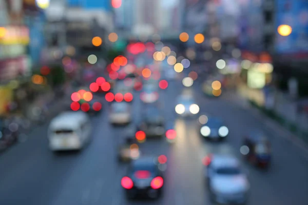 Traffico serale. Le luci della città. Sfocatura movimento. — Foto Stock