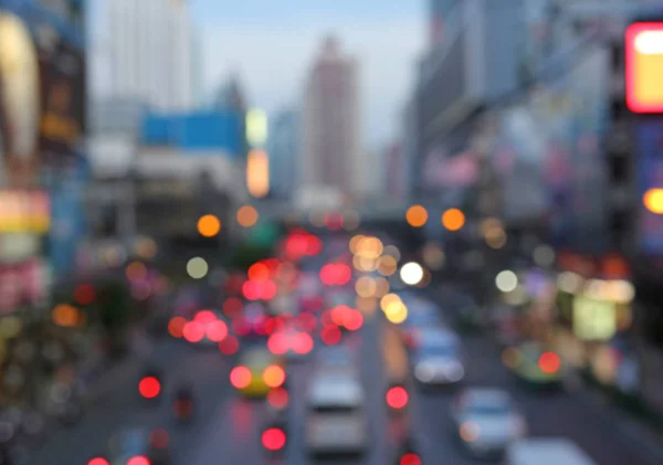 Luci di via dopo il tramonto a Bangkok midtown, sfondo Bokeh — Foto Stock