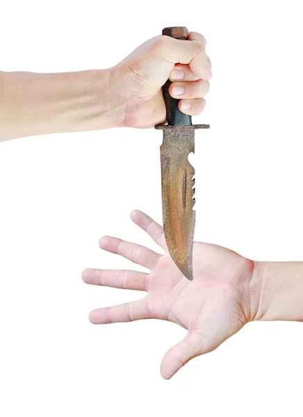 Рука держа ржавый старый нож на открытой ладони руки изолированы на белом фоне, Концепция борьбы . — стоковое фото