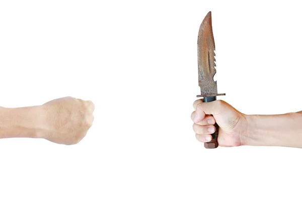 หมัดหมัดของชายและมือถือมีดเก่าสนิมแยกกันบนพื้นหลังสีขาว, แนวคิดการต่อสู้ . — ภาพถ่ายสต็อก