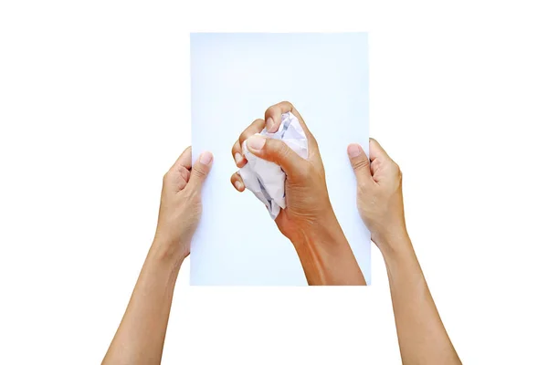 Ruce držel list papíru ruky zmačkaný papír izolovaných na bílém pozadí, kreativní koncept. — Stock fotografie