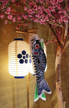 Japon fener ile koi balık bayrağını sakura ağacı altında