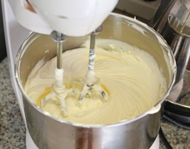 ev yapımı kek üzerinde bir karıştırıcı için krem yapma