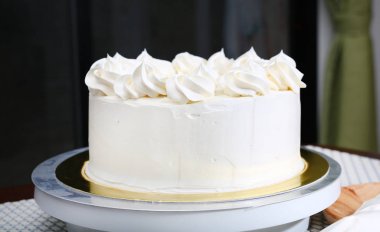 Ahşap masa, ev yapımı kek kürsüye üzerindeki işlem içinde kek.