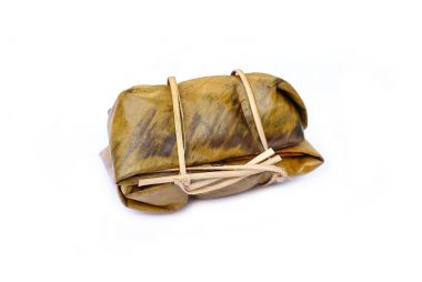 Beyaz arka plan üzerinde izole muz ile yapışkan pirinç Tay tatlı buğulama.