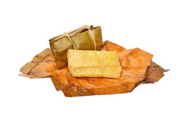 Beyaz arka plan üzerinde izole muz ile yapışkan pirinç Tay tatlı buğulama.