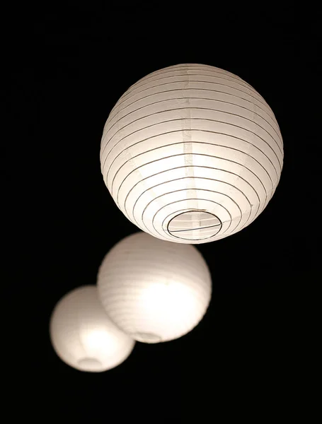 Lanterna japonesa pendurada no escuro — Fotografia de Stock