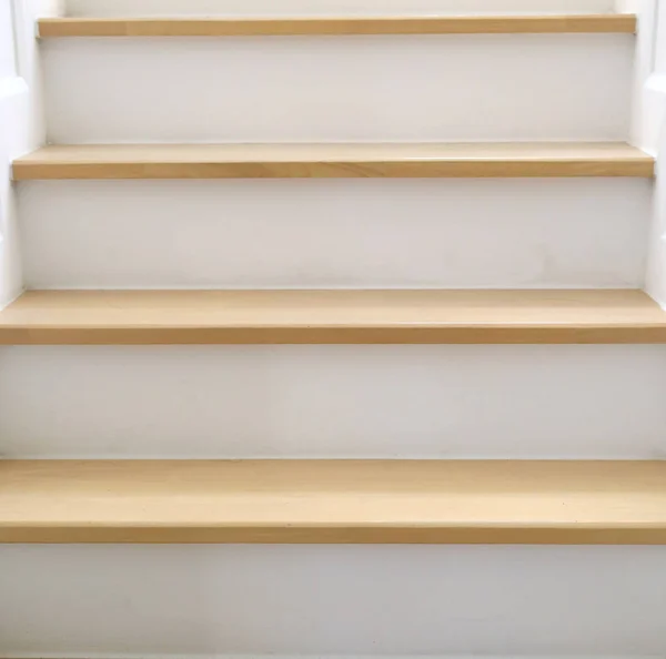 Escadas de madeira, interior em casa — Fotografia de Stock