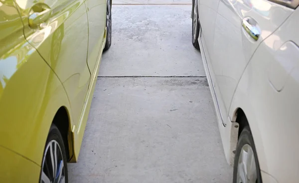 A lacuna entre os carros no estacionamento para andar através . — Fotografia de Stock