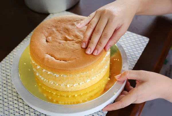 Gâteau en cours sur pied sur une table en bois, Gâteau fait maison . — Photo