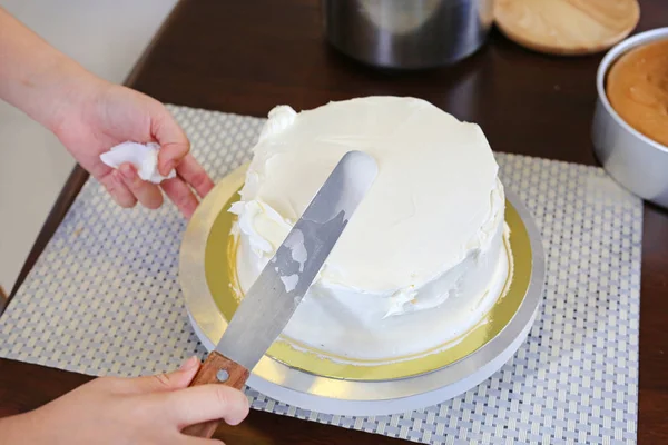 Торт в процессе на стенде на деревянном столе, Домашний торт . — стоковое фото