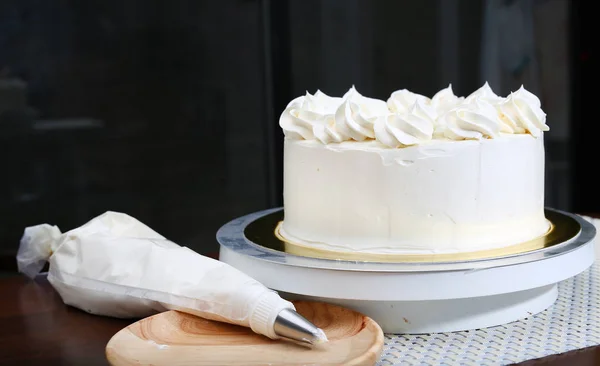 Taart in proces op stand op houten tafel, zelfgemaakte Cake. — Stockfoto