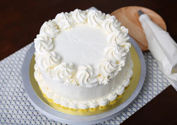 Taart in proces op stand op houten tafel, zelfgemaakte Cake. — Stockfoto