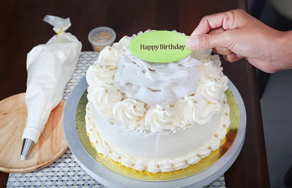 Folyamat stand fából készült asztal, házi sütemény torta. — Stock Fotó