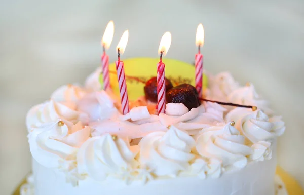 Торт на день рождения крупным планом со свечами . — стоковое фото
