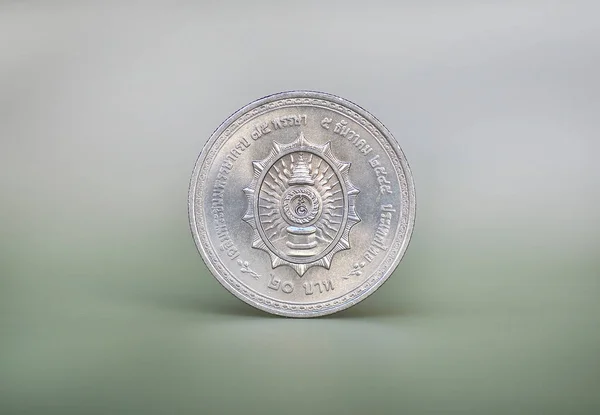 Moneda de Tailandia, Rey Bhumibol Adulyadej de Tailandia representado en la moneda tailandesa . —  Fotos de Stock