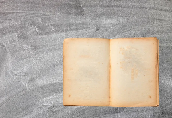 Otevřená kniha staré hnědé na tabuli pozadí — Stock fotografie