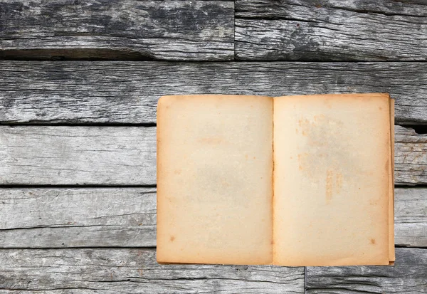 Відкрити стару коричневу книгу на фоні дерев'яної дошки — стокове фото