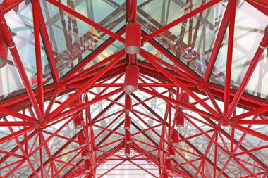 Kırmızı metal ve çatı içinde