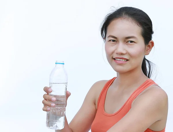 Wanita sehat yang memegang botol air setelah Workout, Gadis Fitness dalam Konsep Kerja di latar belakang putih . — Stok Foto