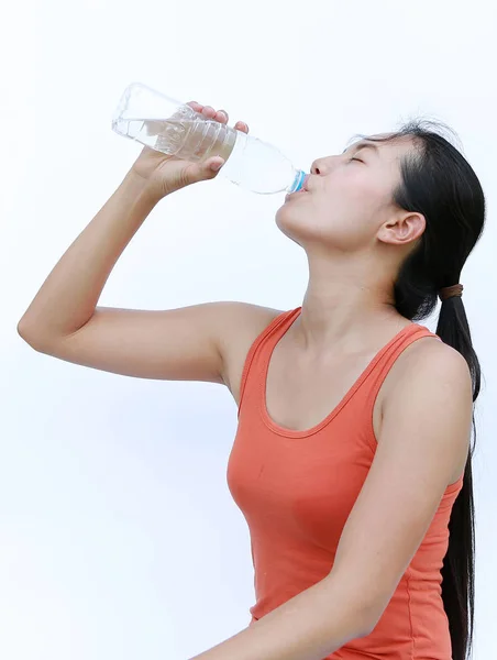 Zdravá žena pitné vody po cvičení, Fitness holka v pojetí cvičení na bílém pozadí. — Stock fotografie