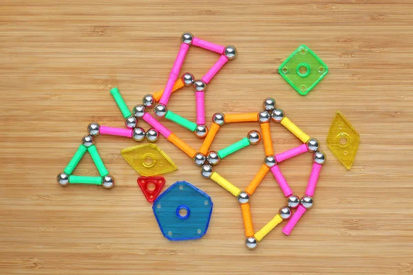 Магнитные игрушки для развития детского мозга на деревянной доске — стоковое фото