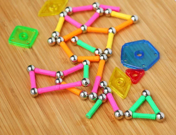 Mıknatıslar oyuncak ahşap tahta üzerinde çocuk beyin gelişimi için — Stok fotoğraf