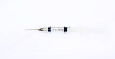 Beyaz bir arka planda şırınga tıbbi malzeme iğne ile şırınga